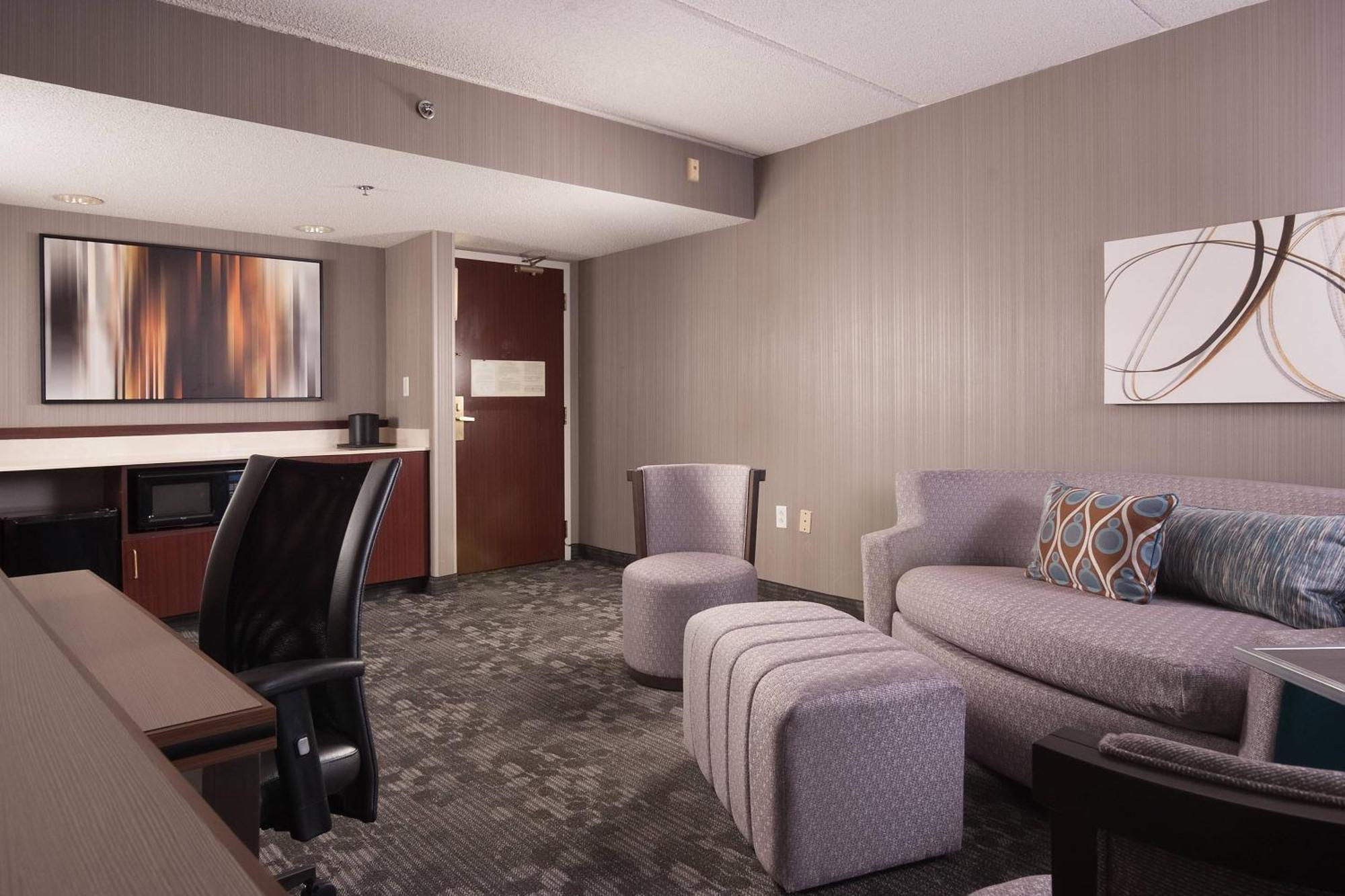 Courtyard Greenville-spartanburg Airport 3*